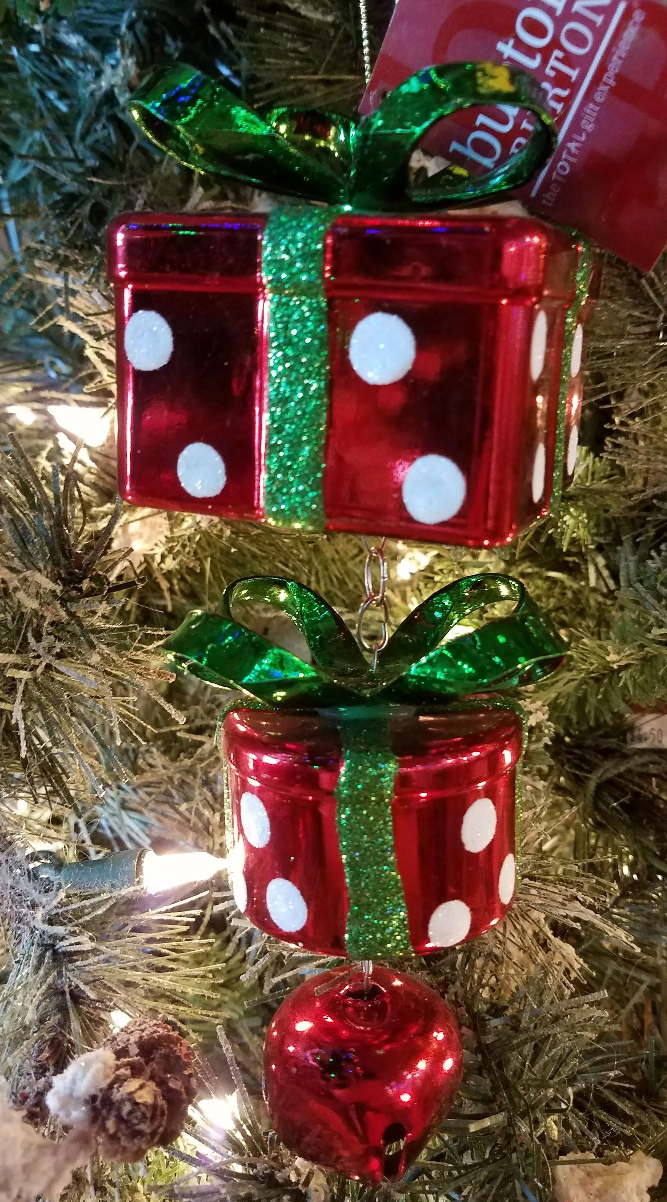 Glass red presents with green bow 8 inches